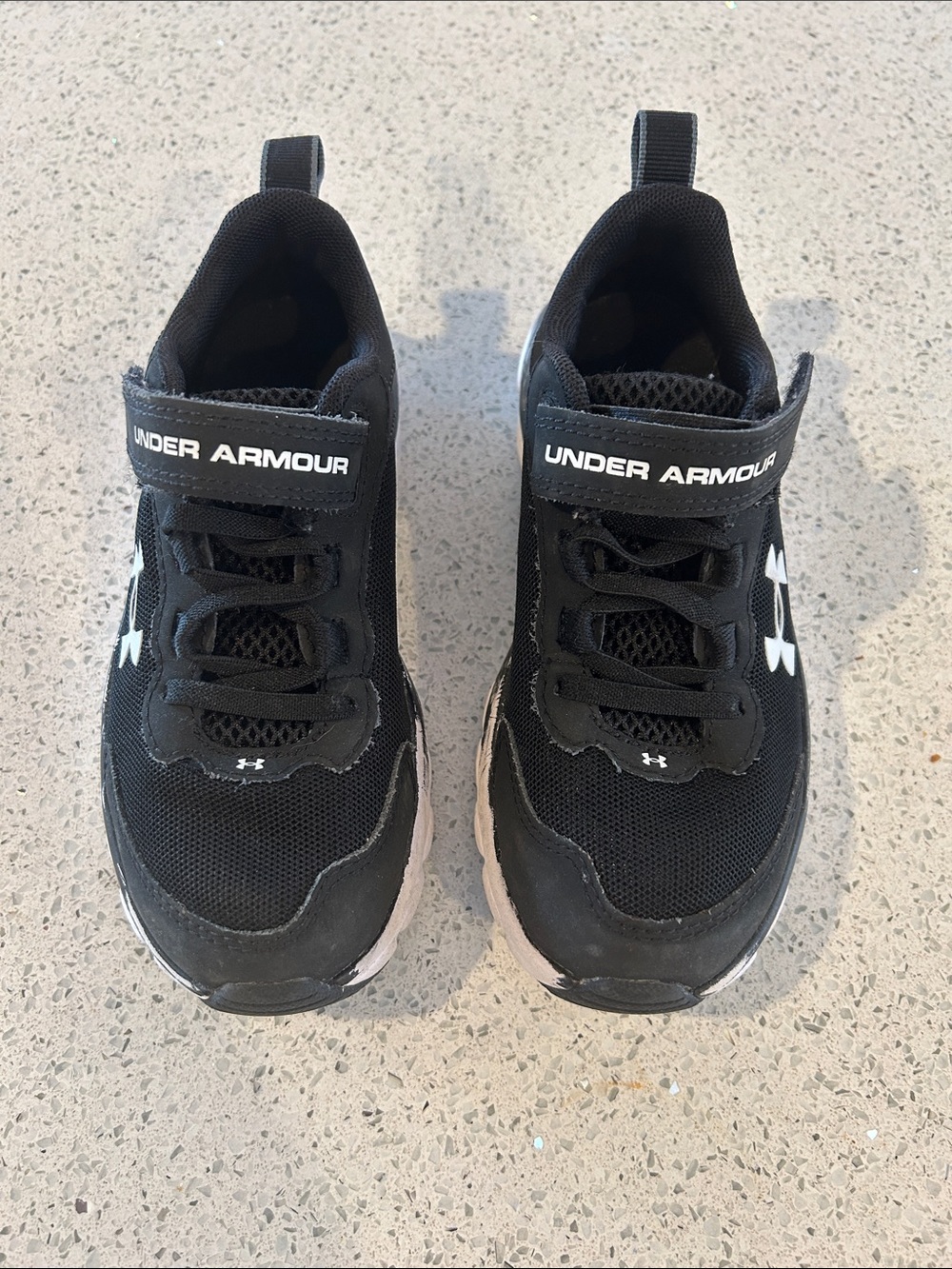 Under Armour kids runners Sz: 13